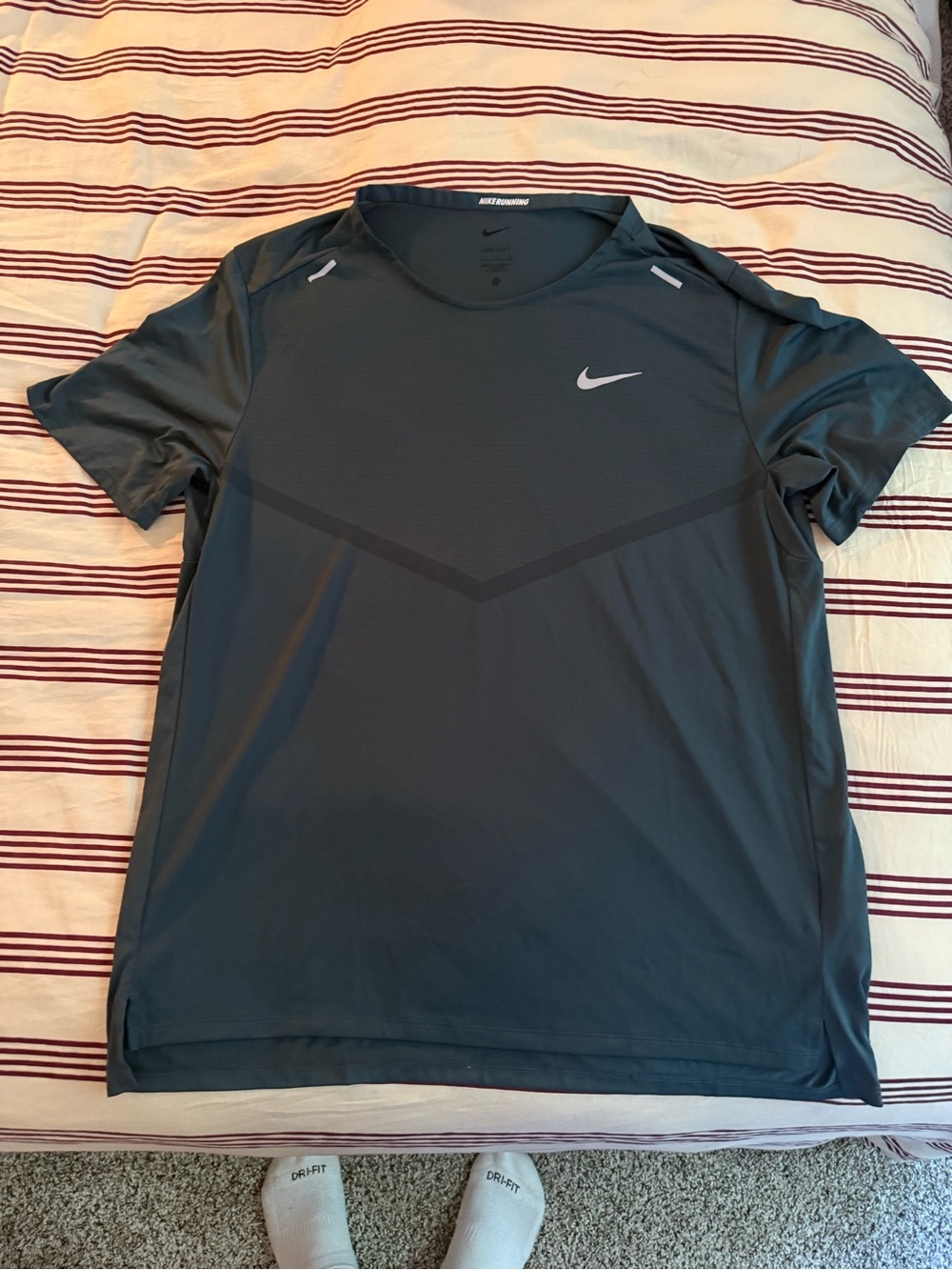 Nike Men’s Short Sleeve Dri-FIT Tee in Dark Gray